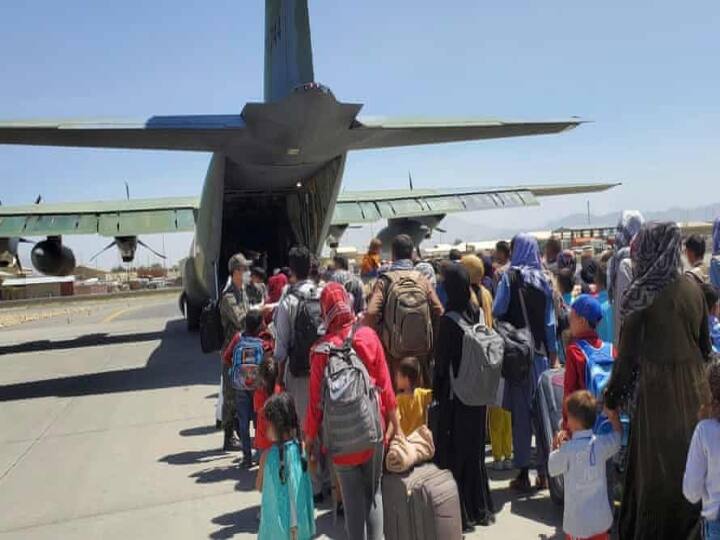 Afghanistan Crisis: Water bottle food sell in exorbitant prices at Kabul airport ஒரு பாட்டில் குடிநீர் 2 ஆயிரம், ஒரு தட்டு சாப்பாடு 7 ஆயிரம் : விமான நிலைய அநியாயங்கள்..!