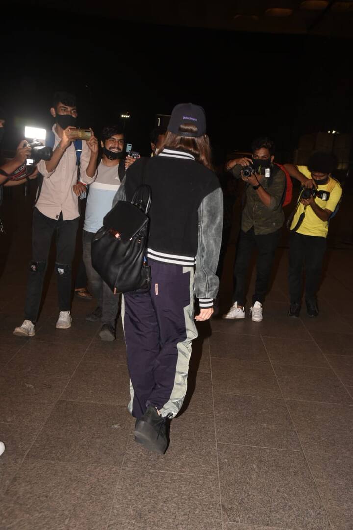 एयरपोर्ट पर आलिया भट्ट की तस्वीरें खींचने के लिए पैपराजी मौजूद थी. आप तस्वीर में देख सकते हैं कि कितने सारे लोग उन्हें अपने कैमरे में कैद करना चाहते हैं.