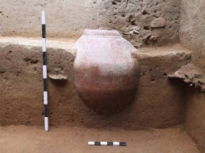 Discovery of a 2 feet high grain container in the excavation keezhadi கீழடி அகழ்வாய்வில் 2 அடி உயரமுள்ள தானிய கொள்கலன் கண்டுபிடிப்பு...!