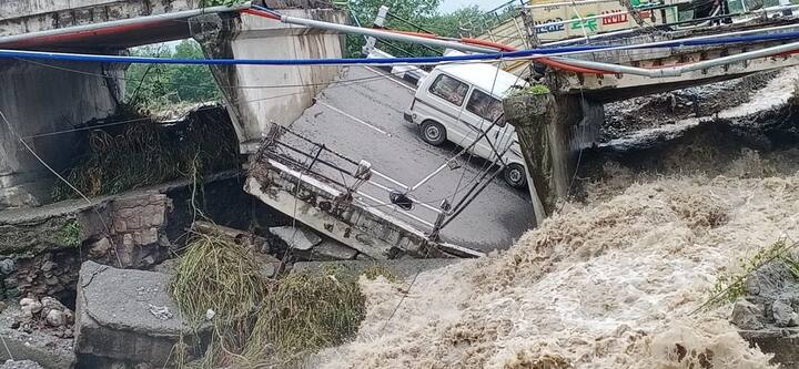 ఉత్తరాఖండ్​ దేహ్రాదూన్​లో భారీ వర్షాల కారణంగా రాణిపొఖారి- రిషికేష్​ హైవేపై ఉన్న వంతెన ఒక్కసారిగా కుప్పకూలింది