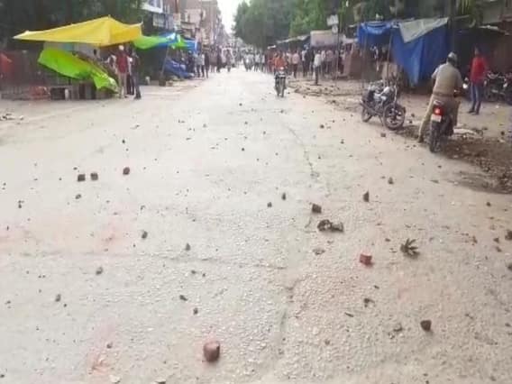 Clash in Kannauj: मूर्ति लगाने पर कन्नौज में हुआ बवाल, पुलिस और जनता के बीच जमकर हुआ संघर्ष Clash in Kannauj: मूर्ति लगाने पर कन्नौज में हुआ बवाल, पुलिस और जनता के बीच जमकर हुआ संघर्ष