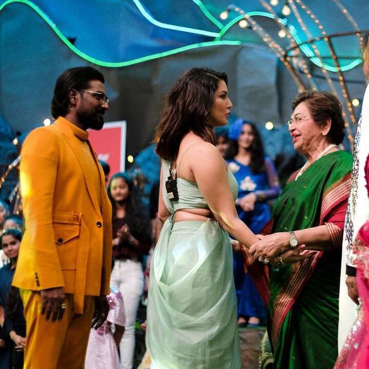 आपको बता दें कि ये तस्वीरों बंगाली रियलिटी शो डांस डांस जूनियर सीजन 2 के सेट पर ली गई थी. जिसके स्पेशल एपिसोड में ये सितारे पहुंचे थे. (फोटो – सोशल मीडिया)