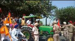 ਬਾਘਾਪੁਰਾਣਾ ‘ਚ ਸੁਖਬੀਰ ਸਿੰਘ ਬਾਦਲ ਦਾ ਵਿਰੋਧ ਕਰਨ ਪਹੁੰਚੇ ਕਿਸਾਨਾਂ ਤੇ ਪੁਲਿਸ ਦਰਮਿਆਨ ਧੱਕਾਮੁੱਕੀ