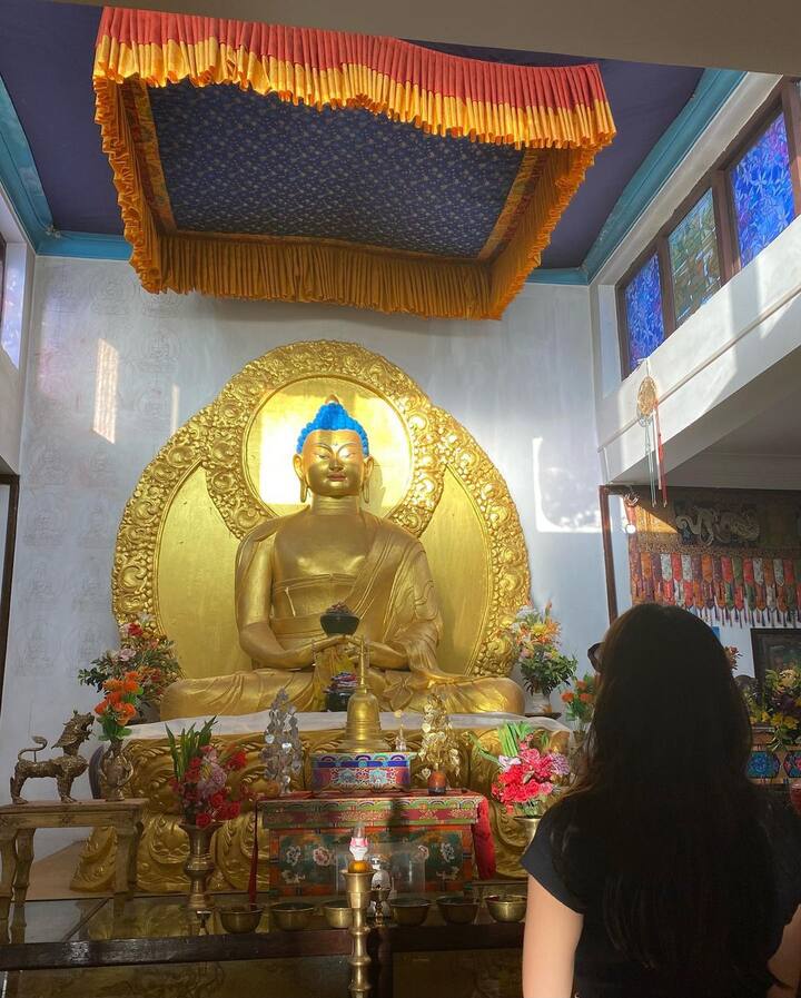 Both the actresses can be seen visiting different holy shrines and temples in Ladakh and having a peaceful time amid the lap of nature. (Image courtesy - @saraalikhan95/Instagram)