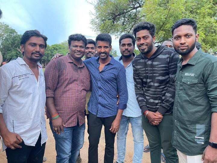 ரசிகர்களுடன் புகைப்படம் எடுத்துக் கொண்ட சூரி.