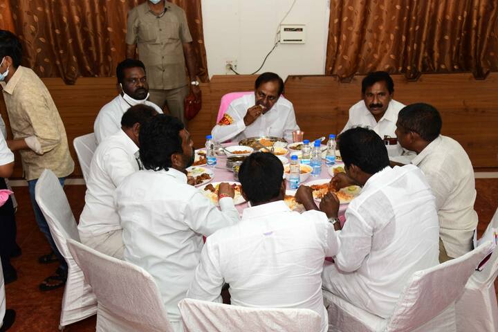 పార్టీ కార్యకర్తలతో కలిసి భోజనం చేస్తున్న సీఎం కేసీఆర్