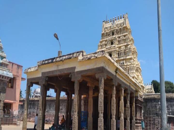 கடலூரில் கொரோனா கட்டுப்பாடுகளை மீறி கோயில் வாசலில் நடந்த திருமணங்கள்...!