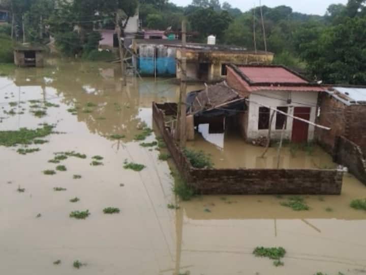 Flood and rain in Gorakhpur 135 villages affected lakhs of people took shelter on the dam ANN Flood In Gorakhpur: गोरखपुर में बाढ़ और बारिश से हाहाकार, 135 गांव प्रभावित लाखों लोगों ने ली बांध पर शरण