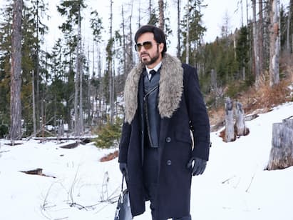 अभिनेता इमरान हाश्मी (Emraan Hashmi) सध्या जम्मू-काश्मीरमध्ये त्याच्या आगामी ग्राउंड झिरो (Ground Zero) चित्रपटाच्या शूटिंगमध्ये व्यस्त आहे.पहलगाममध्ये या चित्रपटाचं शूटिंग सुरू असताना दगडफेक झाली