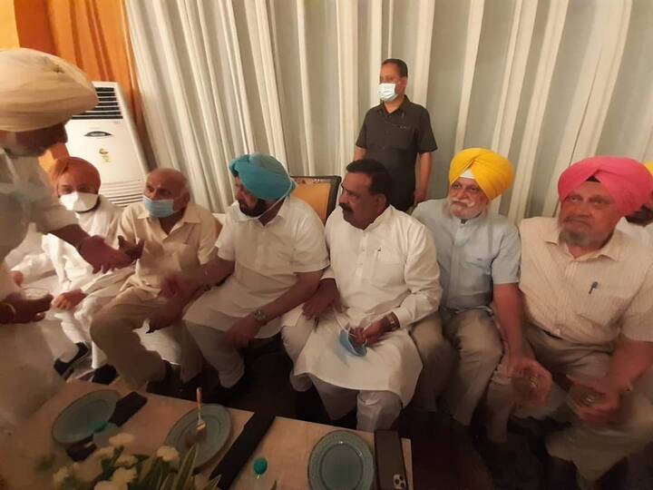 ਕੈਪਟਨ ਅਮਰਿੰਦਰ ਸਿੰਘ ਦੇ ਕਰੀਬੀ ਤੇ ਸੂਬੇ ਦੇ ਖੇਡ ਮੰਤਰੀ ਰਾਣਾ ਗੁਰਮੀਤ ਸਿੰਘ ਸੋਢੀ ਦੇ ਘਰ ਰਾਤ ਦੇ ਖਾਣੇ 'ਤੇ ਵੱਡੀ ਗਿਣਤੀ ਵਿੱਚ 59 ਵਿਧਾਇਕ ਤੇ ਅੱਠ ਸੰਸਦ ਮੈਂਬਰ ਸ਼ਾਮਲ ਹੋਏ।