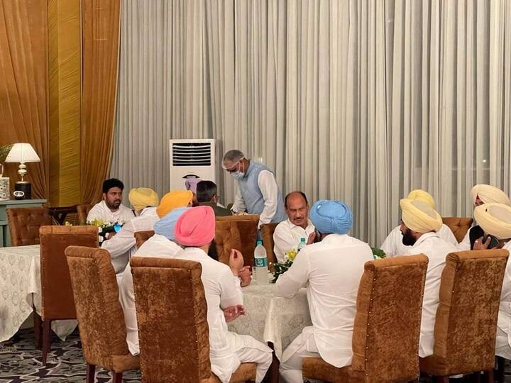 ਪੰਜਾਬ ਵਿੱਚ ਕਾਂਗਰਸ ਦੇ 80 ਵਿਧਾਇਕ ਤੇ ਅੱਠ ਸੰਸਦ ਮੈਂਬਰ ਹਨ, ਜਿਨ੍ਹਾਂ ਵਿੱਚੋਂ 59 ਐਮਐਲਏ ਤੇ ਸਾਰੇ ਐਮਪੀ ਕੈਪਟਨ ਦੀ ਡਿਨਰ ਪਾਰਟੀ ਵਿੱਚ ਸ਼ਾਮਲ ਹੋਏ ਹਨ।