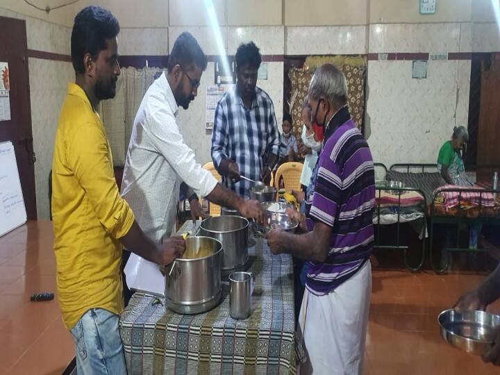 மதுரையில் ஆதரவற்ற இல்லத்தில் முதியவர்களுக்கு உணவு வழங்கும் ரசிகர்கள்.