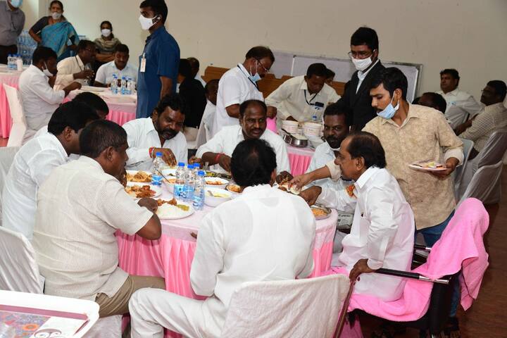 పార్టీ కార్యకర్తలతో కలిసి భోజనం చేస్తున్న సీఎం కేసీఆర్