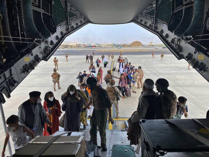 Afghanistan Crisis More than 20 Indians stranded in Kabul amid alert of terrorist attack at airport Afghanistan Crisis: एयरपोर्ट पर आतंकी हमले के अलर्ट के बीच काबुल में फंसे 20 से ज्यादा भारतीय, निकालने की कोशिशें जारी