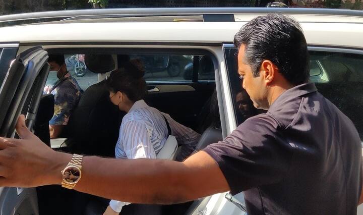 किम शर्मा और लिएंडर पेस भले ही चुप हों लेकिन तस्वीरें काफी कुछ बयां करती हैं और ये तस्वीरें भी कह रही हैं कि दो दिल मिल रहे हैं मगर चुपके चुपके.