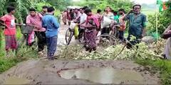 South Dinajpur: বেহাল রাস্তা সারাইয়ের দাবি, পথ অবরোধ করে বিক্ষোভ গ্রামবাসীদের