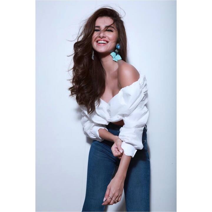 ब्लू और व्हाइट का कॉम्बिनेशन कभी गलत नहीं जाता और ये बात तारा भी अच्छी तरह से जानती हैं. तभी तो एक बार फिर उन्होंने इस कॉम्बो के साथ लोगों का दिल जीता. तारा ने ब्लू डेनिम के साथ एक व्हाइट ऑफ शोल्डर क्रॉप टॉप पहना था जिसमें वो काफी शानदार लग रही थीं.