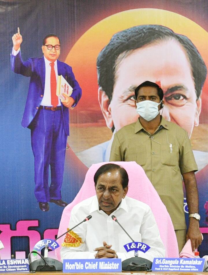 దళిత బంధు పథకం అమలుపై స్వయంగా పర్యవేక్షణ చేస్తున్న సీఎం కేసీఆర్ శుక్రవారం నేరుగా కరీంనగర్ వెళ్లి సమీక్షా సమావేశం నిర్వహించారు. దళిత బంధు అమలుకు సంబంధించి అధికారులకు స్పష్టమైన సూచనలు చేశారు.