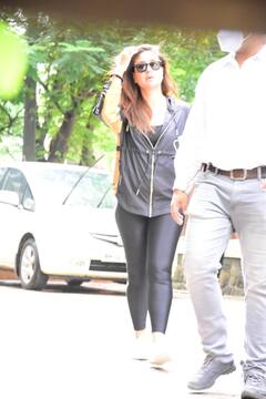 Spotted: दूसरे बेटे Jehangir Ali Khan को जन्म देने के बाद धीरे-धीरे फीगर में वापस लौट रही हैं Kareena Kapoor Khan, देखिए तस्वीरे