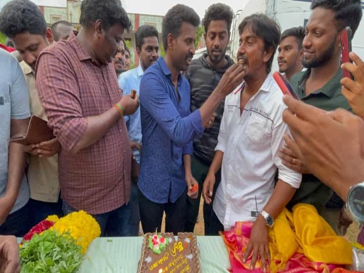 பிறந்தநாளை முன்னிட்டு கேக்கை ஊட்டிய சூரியின் ரசிகர்கள்.