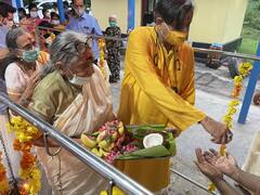 PHOTO :  Shashi Tharoor यांचा नारळ फोडताना फोटो व्हायरल; पहा गमतीशीर मीम्स