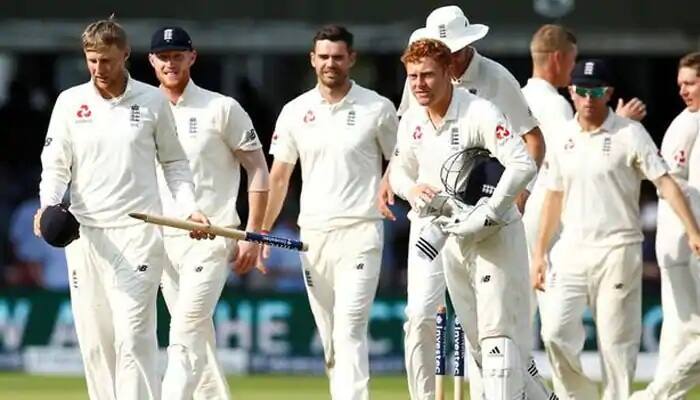 India Vs England: લીડ્સના હેડિગ્લે મેદાન પર રમાઇ રહેલી ત્રીજી ટેસ્ટમાં ઇંગ્લિશ કેપ્ટન જૉ રૂટ શાનદાર ફોર્મમાં છે. જૉ રૂટે ભારત વિરુદ્ધ સતત ટેસ્ટમાં ત્રીજી સદી ફટકારીને પોતાનો દમ બતાવી દીધો છે. ત્રીજી ટેસ્ટમાં પણ જૉ રૂટે સદી ફટકારી, 121 રનની ઇનિંગની સાથે જ રૂટે પોતાની ટીમને જીત માટે મજબૂત દાવેદાર બનાવી દીધી. એટલુ જ નહીં સાથે સાથે રેકોર્ડના ઢગલા પણ કરી દીધા છે. જો રૂટ આમને આમ રમશે તો વધુ એક મોટો રેકોર્ડ પોતાના નામ કરી શકે છે.