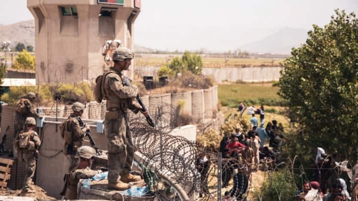 US handed over control of three gates of Kabul airport to Taliban, now soldiers control only a small part अमेरिका ने काबुल एयरपोर्ट के तीन फाटकों का नियंत्रण तालिबान को सौंपा, अब सिर्फ एक छोटे से हिस्से पर है कब्जा