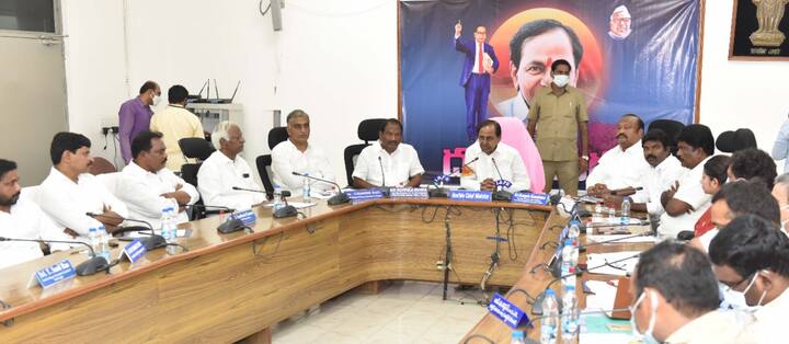 దళిత జాతి పేదరికంలో మగ్గిపోతూ సామాజిక వివక్షకు గురవడానికి సమాజమే కారణమని అన్నారు.