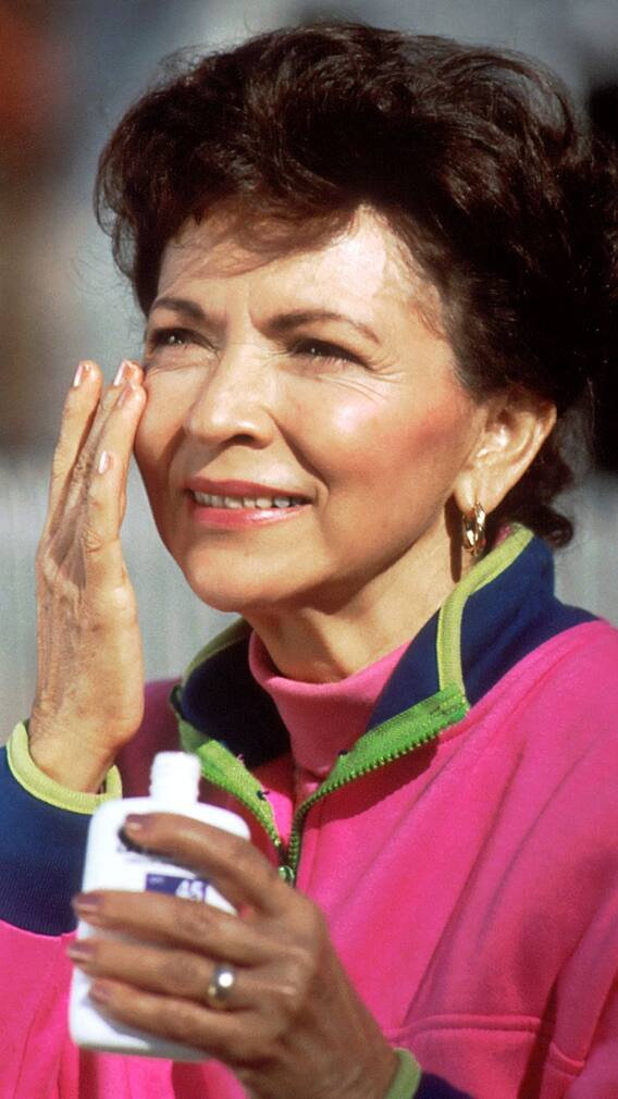 ঘরে থাকলেও সানস্ক্রিন মাখুন প্রতিদিন