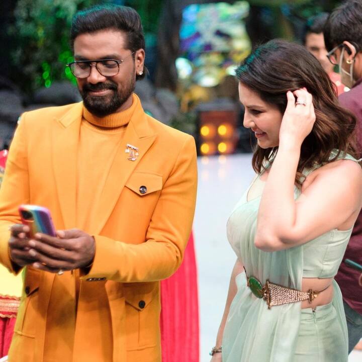 सनी लियोन (Sunny Leone) ने सोशल मीडिया अकाउंट से ताजा तस्वीरें शेयर की हैं जिनमें वो बंगाल के रंग में रंगी हुईं नजर आ रही हैं. सनी लियोन (Sunny Leone) इन तस्वीरों में बंगाल का फेमस धुनुची डांस करती दिख रही हैं. (फोटो – सोशल मीडिया)