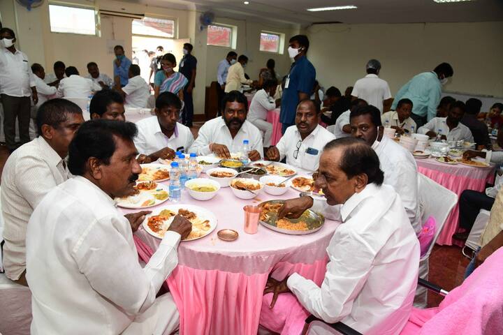 పార్టీ కార్యకర్తలతో కలిసి భోజనం చేస్తున్న సీఎం కేసీఆర్