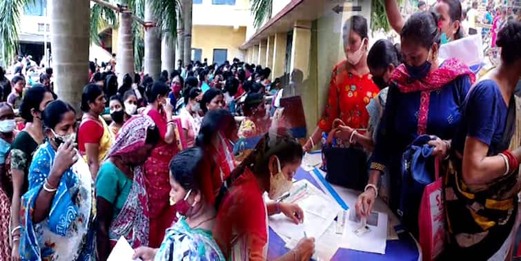 Narayangarh West Midnapur Kanyashree recipient students helping people to fill up forms in Duare Sarkar camps West Midnapur: লক্ষ্মীর ভাণ্ডারের ফর্ম পূরণে পাশে ‘কন্যাশ্রী’