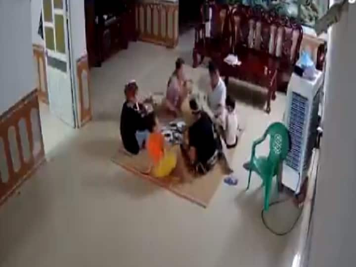 Viral Video: परिवार कर रहा था डिनर, तभी अचानक से गिरा Ceiling Fan, देखें वायरल वीडियो A vietnamese family was doing dinner a fan suddenly falls on them viral video Viral Video: परिवार कर रहा था डिनर, तभी अचानक से गिरा Ceiling Fan, देखें वायरल वीडियो