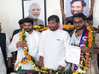 Bihar Politics: तेज प्रताप के 'करीबी' आकाश यादव LJP में हुए शामिल, तेजस्वी और जगदानंद सिंह पर लगाए गंभीर आरोप