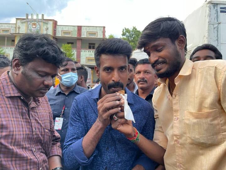 சூரிக்கு பிறந்தநாள் முன்னிட்டு கேக் ஊட்டிய ரசிகர்.