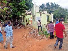 தஞ்சையில் 22 அடி அகல சாலை 9 அடியாக சுருங்கிய அவலம்...!- ஆக்கிரமிப்புகளை அகற்றிய வருவாய்த்துறை