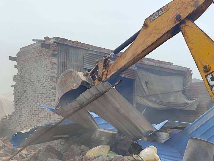 People against the Municipal Corporation accused of illegally demolishing the house in Moradabad ANN मुरादाबाद: SP नेता के साथ लोगों ने नगर निगम के खिलाफ प्रदर्शन कर जमकर की नारेबाजी, अवैध रूप से मकान तोड़ने का लगाया आरोप
