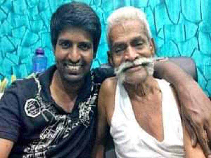 தனது ரோல் மாடல் என தனது அப்பாவை புகழும் பரோட்டா சூரி அப்பா முத்துசாமியுடன்.