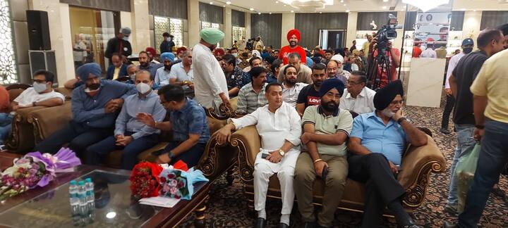 ਨਵਜੋਤ ਸਿੱਧੂ ਨੇ ਕੌਮਾਂਤਰੀ ਵਪਾਰ ਖੋਲ੍ਹਣ ਦੀ ਗੱਲ ਵੀ ਕੀਤੀ। ਉਨ੍ਹਾਂ ਆਖਿਆ ਕਿ ਇਸ ਵੇਲੇ ਵੀ 36 ਦੇਸ਼ਾਂ ਨੂੰ ਸਮਾਨ ਜਾਂਦਾ ਹੈ ਪਰ ਅਡਾਨੀ ਦਾ, ਜੇ ਕੌਮਾਂਤਰੀ ਵਪਾਰ ਖੁੱਲ੍ਹਦਾ ਹੈ ਤਾਂ ਪੰਜਾਬ ਦੇ ਲੋਕਾਂ ਨੂੰ ਫਾਇਦਾ ਹੋਵੇਗਾ।