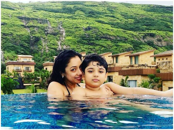 Anupamaa fame Rupali Ganguly shared bikini photo, went viral on social media ब्लैक बिकिनी पहनकर बेटे के साथ पूल में एंजॉय करती दिखीं Anupamaa फेम Rupali Ganguly , फैन्स को पसंद आया एक्ट्रेस का नया लुक