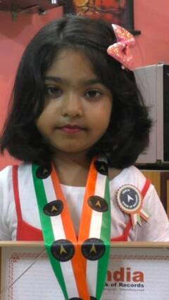 ২৮ সেকেন্ডে ৫২টি নাচের মুদ্রা, তাক লাগাল মধ্যমগ্রামের খুদে