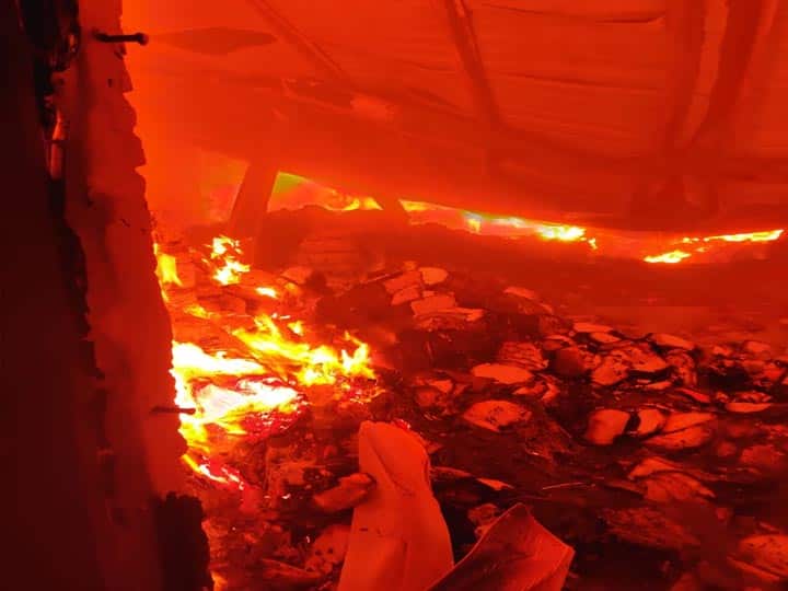 Fire in Greater Noida, more than dozen fire tenders on spot ann Fire in Paper Mill: ग्रेटर नोएडा की पेपर मिल में भीषण आग, लाखों का सामान स्वाहा