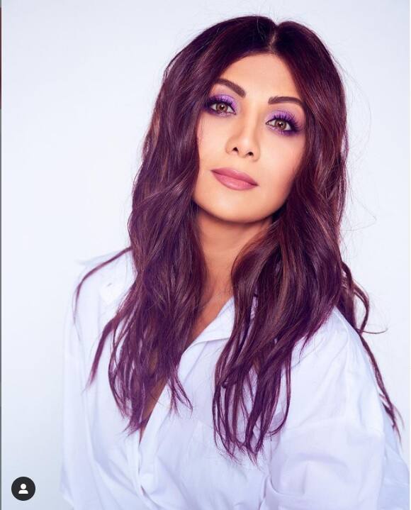 কারণ? শিল্পার স্বামী রাজ কুন্দ্রাকে পর্ণোগ্রাফি শ্যুটিং করার অভিযোগে গ্রেফতার করেছিল মুম্বই পুলিশ। সেইদিনই সমস্ত শ্যুট বাতিল করে দিয়েছিলেন শিল্পা।  তার জায়গায় সেসময় বিচারকের দায়িত্ব পালন করেছিলেন করিশ্মা কপূর।