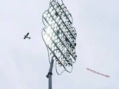 Plane With Banner Sack ECB and Save Test Cricket Flies Over Leeds Stadium இந்தியா - இங்கிலாந்து போட்டியின் போது பதாகையுடன் வானில் பறந்த விமானம்! அதிர்ச்சியடைந்த வீரர்கள்!