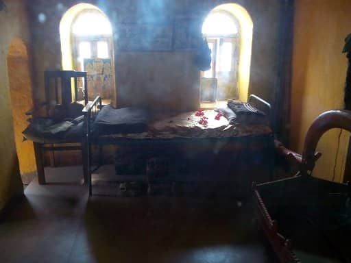 करमाळा तालुक्यातील उंदरगाव येथे अतिशय दुर्गम ठिकाणी मनोहरमामा यांनी आपला मठ सुरु केला असून सध्या त्यांची लोकप्रियता वाढू लागल्यानेच या वादाला सुरुवात झाल्याचे मानले जाते. अवघ्या 28 वर्षाचे मनोहरमामा हे सध्या अध्यात्मिक गुरु म्हणून नावारूपाला येऊ लागल्याने अनेक दिग्गज राजकीय नेते, सेलिब्रेटी हे मामांच्या भेटीसाठी धडपडताना दिसत असतात . अनेक राजकीय बडे नेते देखील वाट वाकडी करून उंदरगावकडे येत असतात. बाळूमामा यांच्या जीवनावरील मालिकेला मार्गदर्शन या मनोहरमामा यांनी केल्यानंतर त्यांचा दरबार हा चर्चेचा विषय ठरू लागला होता. (photo courtesy : www.balumamamandir.org)