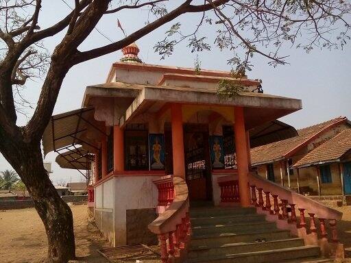   एकंदर सध्या मनोहरमामा यांचे नाव राजकीय क्षेत्र आणि बडे सेलिब्रिटी यात जास्तच चर्चिले जाऊ लागल्याने हे मामा अध्यात्मिक गुरु तर बनणार नाहीत ना? ही भीती काही जणांना सतावत आहे तर काही जणांना  बाळूमामांच्या नावाचे दुसरे स्थान निर्माण होऊ नये याची काळजी पडली आहे.(photo courtesy : www.balumamamandir.org)