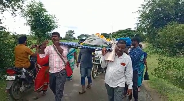 Lepakshi : డెడ్‌బాడీ పూడ్చేందుకు గ్రామస్థుల అభ్యంతరం.. బాధితులు చేసిన పనికి బిత్తరపోయిన పోలీసులు, గ్రామస్థులు, అధికారులు