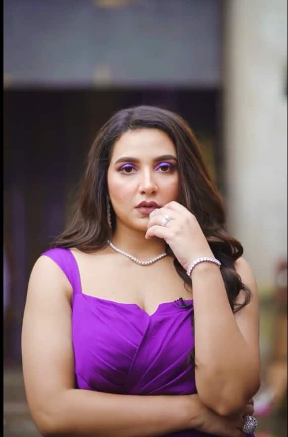 চোখে বেগুনী ছোঁয়া, মানানসই লিপস্টিক ও খোলা চুলে অনন্যা অভিনেত্রী।