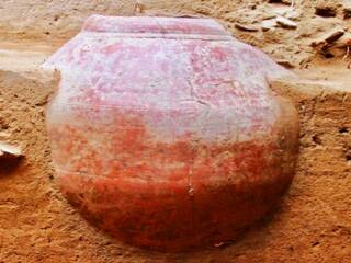 கீழடியில் புதியதாக கண்டறியப்பட்டுள்ள சிவப்பு வண்ணகொள்கலன் -  தங்கம் தென்னரசு ட்வீட் !