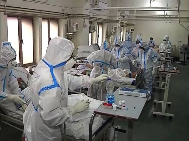 দ্বিতীয় ঢেউয়ের ধাক্কা কিছুটা সামলে উঠতেই তৃতীয় ঢেউয়ের (Corona Third Wave) আতঙ্ক শুরু হয়েছে। শরতের আকাশ যখন আগমনী সুর গাইছে, তখনই সমীক্ষা বলছে, সাবধান! উত্সবে একটুও গা-ফিলতি নয়। একটু ভুল পদক্ষেপ নিলেই বিরাট আকারে অক্টোবরেই ধাক্কা দিতে পারে তৃতীয় ঢেউ। তার অভিঘাতটা নেহাত কম হবে না । তবে বাঁচার উপায় কী ?